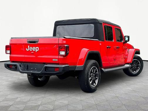 Firecracker Red Clearcoat 2023 Jeep Gladiator Overland