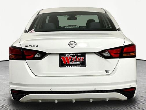 Glacier White 2022 Nissan Altima S FWD