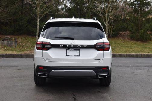 Platinum White Pearl 2026 Honda Pilot Touring 8-Passenger