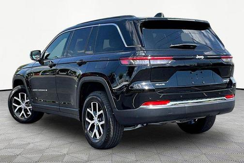 Diamond Black Crystal Pearlcoat 2025 Jeep Grand Cherokee Limited
