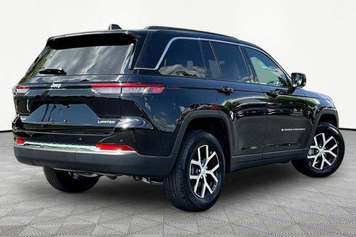 Diamond Black Crystal Pearlcoat 2025 Jeep Grand Cherokee Limited