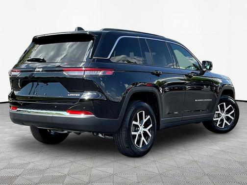 Diamond Black Crystal Pearlcoat 2025 Jeep Grand Cherokee Limited