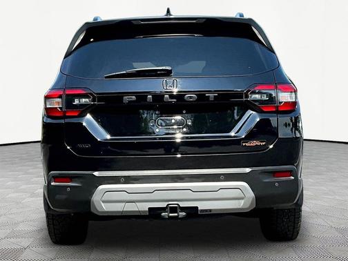 Crystal Black Pearl 2024 Honda Pilot TrailSport