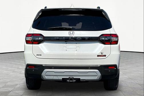 Platinum White Pearl 2024 Honda Pilot TrailSport