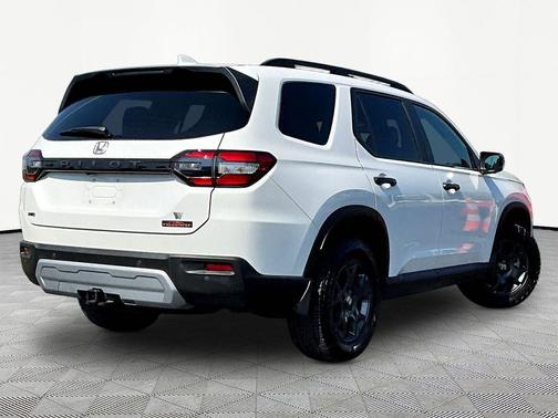 Platinum White Pearl 2024 Honda Pilot TrailSport