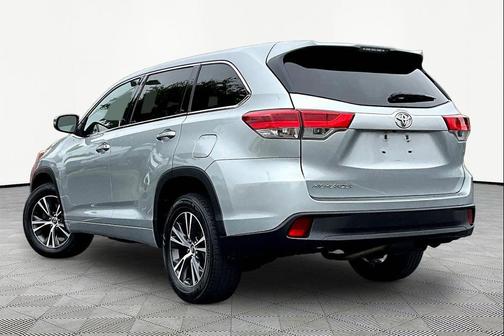 Celestial Silver Metallic 2018 Toyota Highlander LE I4