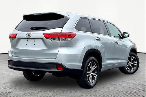 Celestial Silver Metallic 2018 Toyota Highlander LE I4