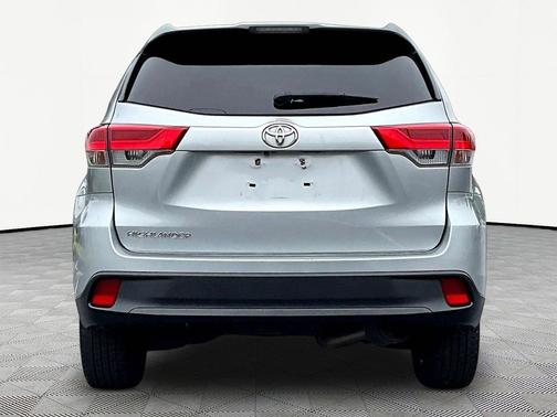 Celestial Silver Metallic 2018 Toyota Highlander LE I4