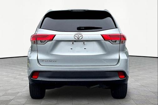 Celestial Silver Metallic 2018 Toyota Highlander LE I4