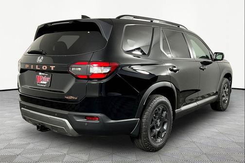 Crystal Black Pearl 2026 Honda Pilot TrailSport