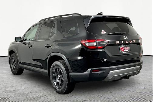 Crystal Black Pearl 2026 Honda Pilot TrailSport