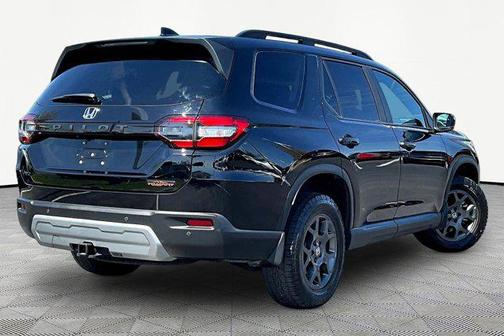Crystal Black Pearl 2024 Honda Pilot TrailSport