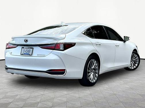 White Pearl 2023 Lexus ES 300h Luxury