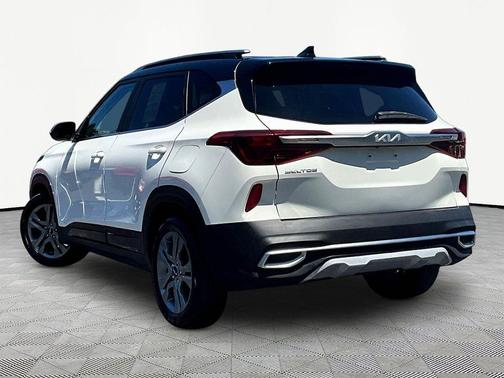 Clear White/Black Roof 2023 Kia Seltos S