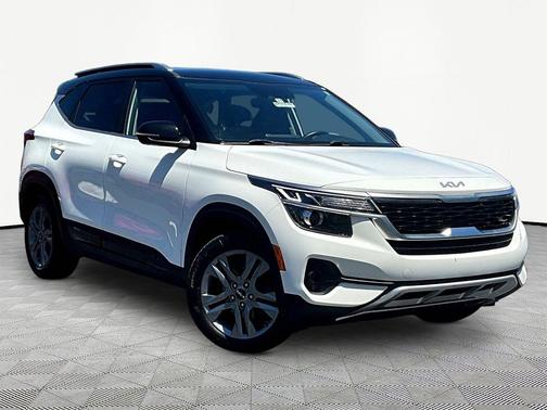 Clear White/Black Roof 2023 Kia Seltos S