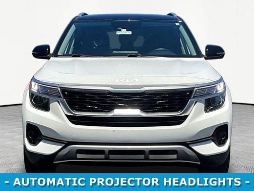 Clear White/Black Roof 2023 Kia Seltos S