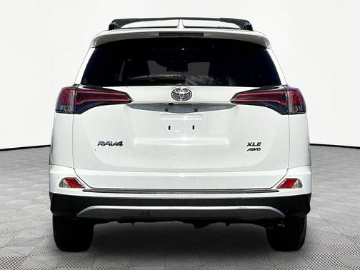 Super White 2018 Toyota RAV4 XLE