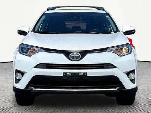 Super White 2018 Toyota RAV4 XLE