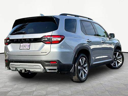 Lunar Silver Metallic 2025 Honda Pilot Touring 8-Passenger