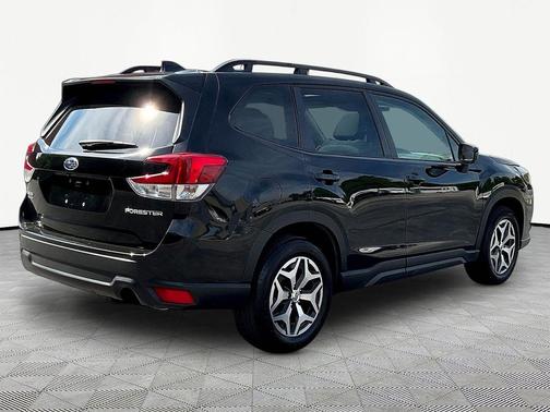Crystal Black Silica 2024 Subaru Forester Premium