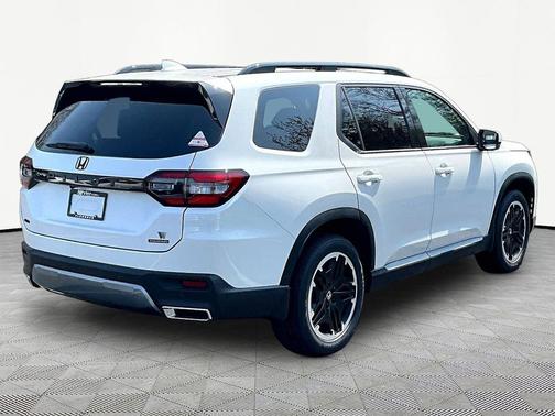Platinum White Pearl 2026 Honda Pilot Touring 8-Passenger