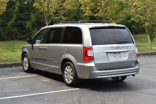 2016 Chrysler Town & Country Touring