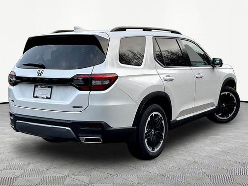 Platinum White Pearl 2026 Honda Pilot Touring 8-Passenger