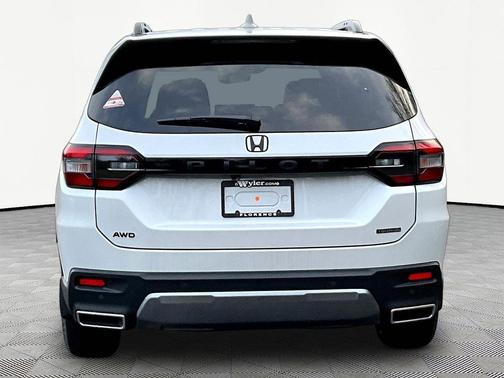 Platinum White Pearl 2026 Honda Pilot Touring 8-Passenger