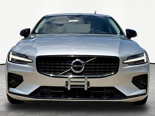 Silver 2022 Volvo S60 T5 Momentum