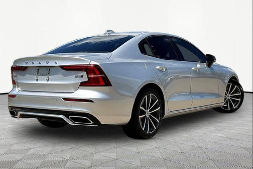 Silver 2022 Volvo S60 T5 Momentum