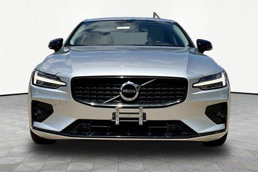 Silver 2022 Volvo S60 T5 Momentum