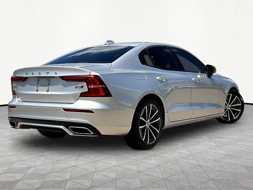Silver 2022 Volvo S60 T5 Momentum