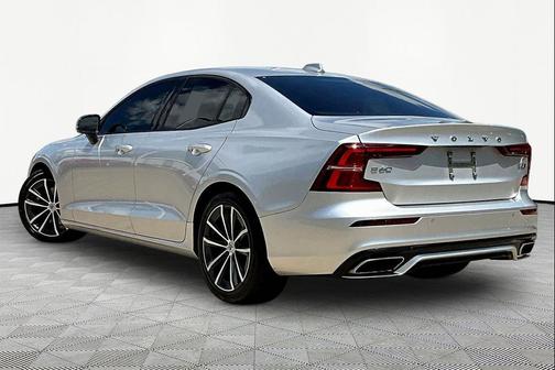 Silver 2022 Volvo S60 T5 Momentum