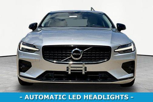 Silver 2022 Volvo S60 T5 Momentum