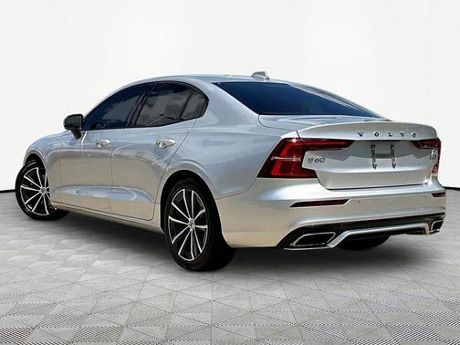 Silver 2022 Volvo S60 T5 Momentum