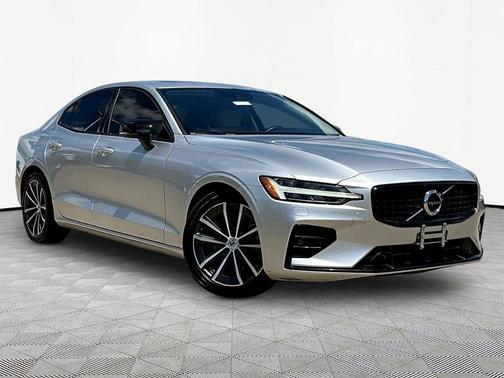 Silver 2022 Volvo S60 T5 Momentum