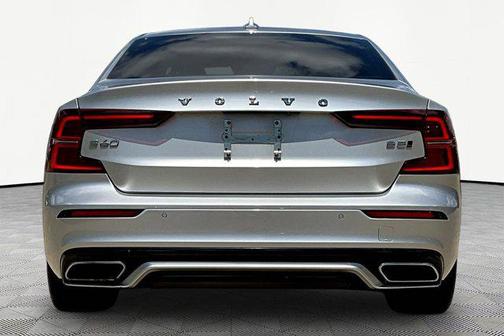 Silver 2022 Volvo S60 T5 Momentum
