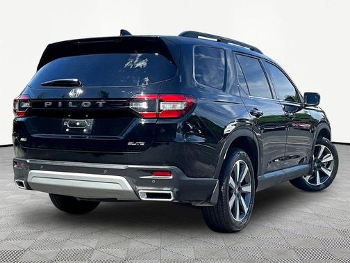 Crystal Black Pearl 2023 Honda Pilot AWD Elite
