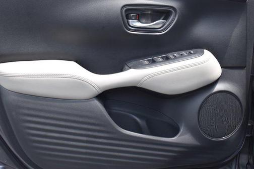 Platinum White Pearl 2026 Honda HR-V LX
