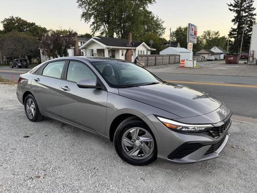 2024 Hyundai ELANTRA SE