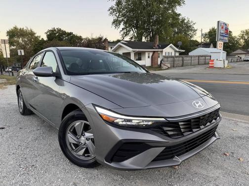 2024 Hyundai ELANTRA SE