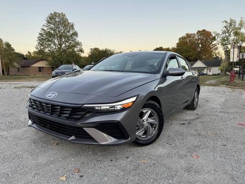 2024 Hyundai ELANTRA SE