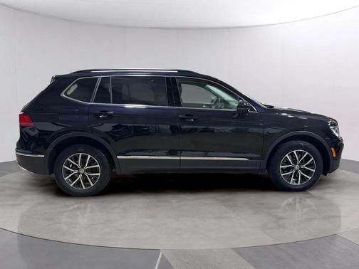 Pearl Metallic 2018 Volkswagen Tiguan 2.0T SE 4MOTION