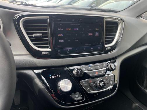 Bright White Clearcoat 2025 Chrysler Pacifica L