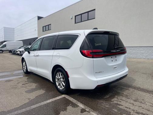 Bright White Clearcoat 2025 Chrysler Pacifica L