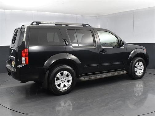 2005 Nissan Pathfinder LE