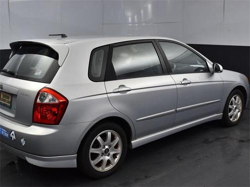 2005 Kia Spectra5 Base