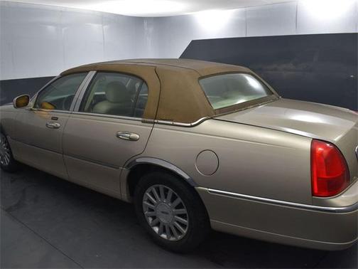 2004 Lincoln Town Car Signature