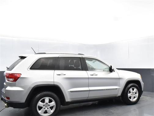 Photo 3 of 33 of 2011 Jeep Grand Cherokee Laredo