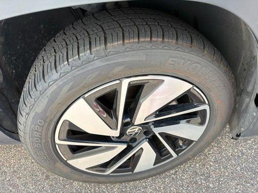 Silver Mist Metallic 2024 Volkswagen Atlas 2.0T SE w/Technology 4MOTION